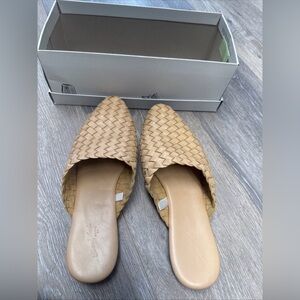 Universal Threads Closed Toe Size 7.5M Slip On Flats W/ Box Solid Beige